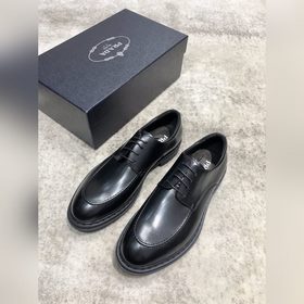 Новая модель Prada, одновременная продажа в фирменных магазинах,