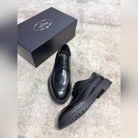 Новая модель Prada, одновременная продажа в фирменных магазинах,