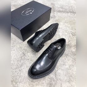 Новая модель Prada, одновременная продажа в фирменных магазинах, 