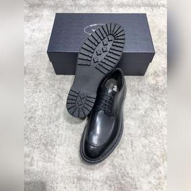 Новая модель Prada, одновременная продажа в фирменных магазинах, 