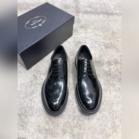 Новая модель Prada, одновременная продажа в фирменных магазинах,