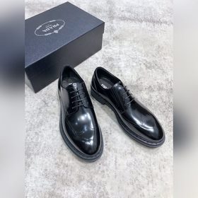 Новая модель Prada, одновременная продажа в фирменных магазинах,