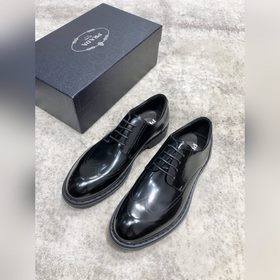 Новая модель Prada, одновременная продажа в фирменных магазинах,