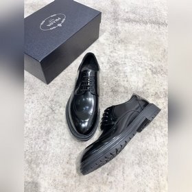 Новая модель Prada, одновременная продажа в фирменных магазинах,