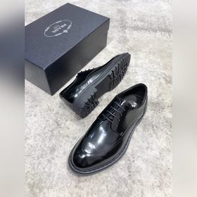 Новая модель Prada, одновременная продажа в фирменных магазинах, 