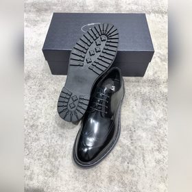 Новая модель Prada, одновременная продажа в фирменных магазинах, 