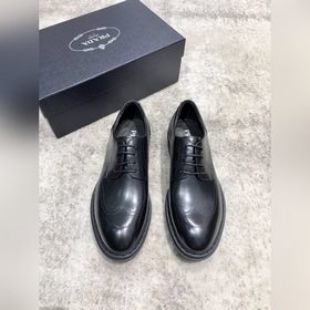 Новая модель Prada, одновременная продажа в фирменных магазинах,