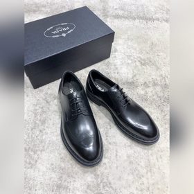 Новая модель Prada, одновременная продажа в фирменных магазинах,