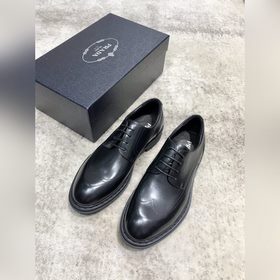 Новая модель Prada, одновременная продажа в фирменных магазинах,