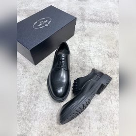 Новая модель Prada, одновременная продажа в фирменных магазинах,