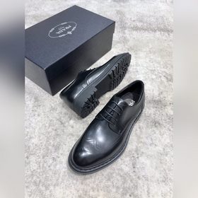 Новая модель Prada, одновременная продажа в фирменных магазинах, 