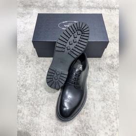 Новая модель Prada, одновременная продажа в фирменных магазинах, 