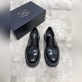 Новая модель Prada, одновременно представленная в магазинах, кожа