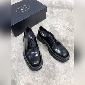 Новая модель Prada, одновременно представленная в магазинах, кожа