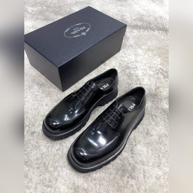 Новая модель Prada, одновременно представленная в магазинах, кожа