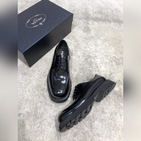 Новая модель Prada, одновременно представленная в магазинах, кожа
