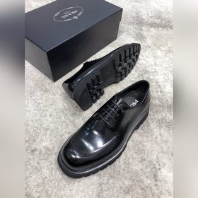 Новая модель Prada, одновременно представленная в магазинах, кожа