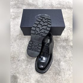 Новая модель Prada, одновременно представленная в магазинах, кожа
