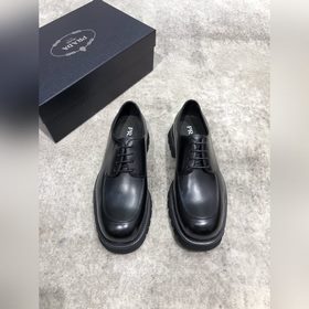 Новая модель Prada, одновременно представленная в магазинах, кожа