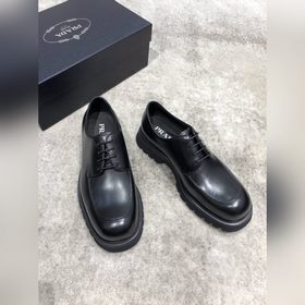Новая модель Prada, одновременно представленная в магазинах, кожа