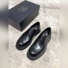 Новая модель Prada, одновременно представленная в магазинах, кожа