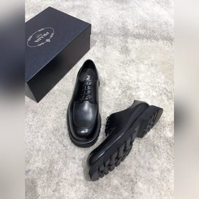 Новая модель Prada, одновременно представленная в магазинах, кожа