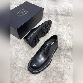 Новая модель Prada, одновременно представленная в магазинах, кожа