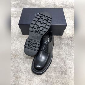 Новая модель Prada, одновременно представленная в магазинах, кожа