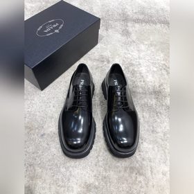 Новая модель Prada, одновременно представленная в магазинах, кожа