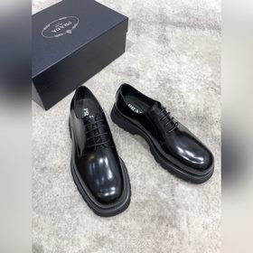 Новая модель Prada, одновременно представленная в магазинах, кожа