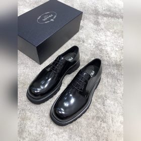 Новая модель Prada, одновременно представленная в магазинах, кожа