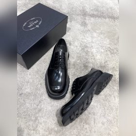 Новая модель Prada, одновременно представленная в магазинах, кожа