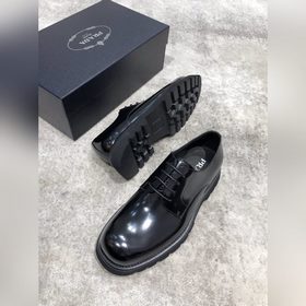 Новая модель Prada, одновременно представленная в магазинах, кожа