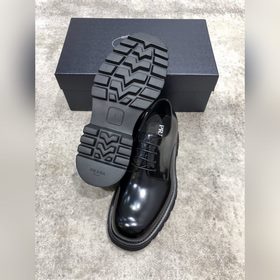 Новая модель Prada, одновременно представленная в магазинах, кожа