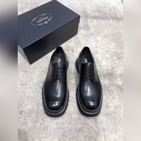 Новая модель Prada, одновременно представленная в магазинах, кожа