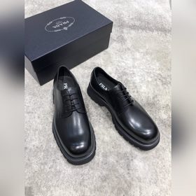Новая модель Prada, одновременно представленная в магазинах, кожа