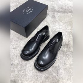 Новая модель Prada, одновременно представленная в магазинах, кожа