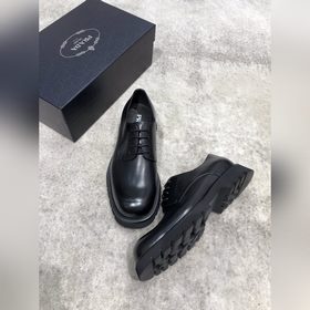 Новая модель Prada, одновременно представленная в магазинах, кожа