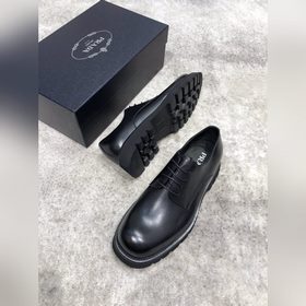 Новая модель Prada, одновременно представленная в магазинах, кожа