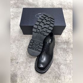Новая модель Prada, одновременно представленная в магазинах, кожа