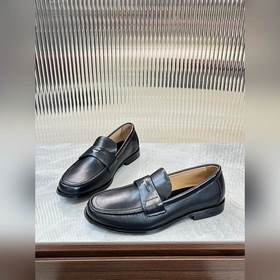 Prada предлагает высококачественную мужскую обувь для повседневно