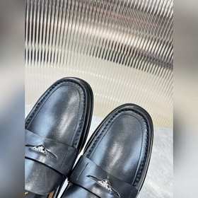 Prada предлагает высококачественную мужскую обувь для повседневно