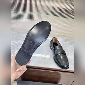 Prada предлагает высококачественную мужскую обувь для повседневно