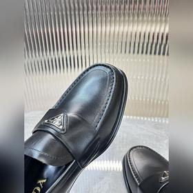 Prada предлагает высококачественную мужскую обувь для повседневно