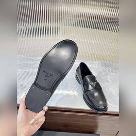 Prada предлагает высококачественную мужскую обувь для повседневно
