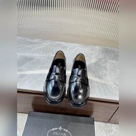 Prada предлагает высококачественные мужские кожаные туфли для пов
