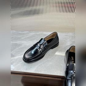 Prada предлагает высококачественные мужские кожаные туфли для пов