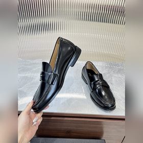 Prada предлагает высококачественные мужские кожаные туфли для пов