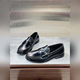 Prada предлагает высококачественные мужские кожаные туфли для пов