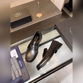 Prada предлагает высококачественные мужские кожаные туфли для пов